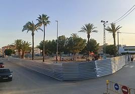 Zona vallada del parque de La Cubana, con las obras en marcha.