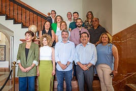 Foto de familia del nuevo equipo de gobierno PP-Vox en las escaleras principales del Ayuntamiento