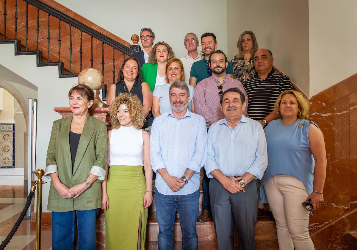 Foto de familia del nuevo equipo de gobierno PP-Vox en las escaleras principales del Ayuntamiento