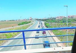 Cola de coches a la entrada de La Manga, el sábado a mediodía, desde un puente de la vía rápida.