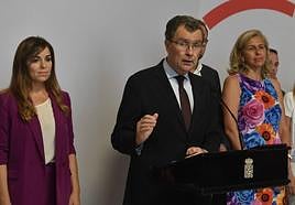 Rebeca Pérez (i) y Mercedes Bernabé (d), junto a José Ballesta, este lunes.