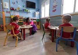 Varios niños con su educadora en el aula de una guardería de Murcia.