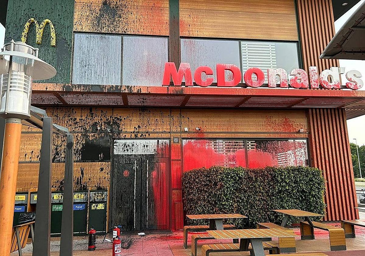 Entrada del establecimiento de Murcia, lleno de pintura.