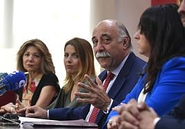 El decano del Colegio de la Abogacía de Murcia, Francisco Martínez-Escribano, y componentes de su junta, en la comparecencia.