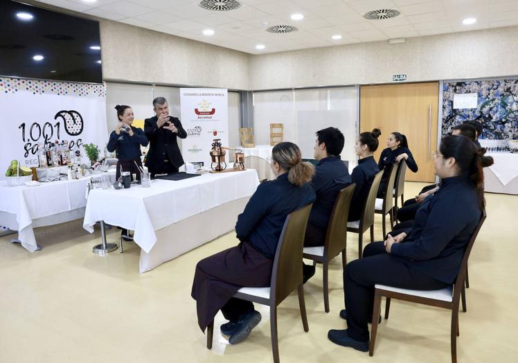 Antonio Chacón, en una de las múltiples clases (esta es de coctelería) que imparte a los alumnos del CCT, en Murcia.