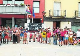 Un grupo de vecinos congregados ante el Ayuntamiento de Bullas.