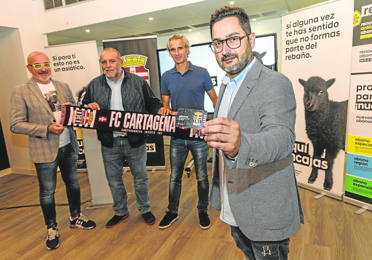 Salvador Bernal, Manuel Sánchez Breis, Sívori y Paco Belmonte, en la presentación de la campaña de abonados el pasado día 7 de junio en el Cartagonova.