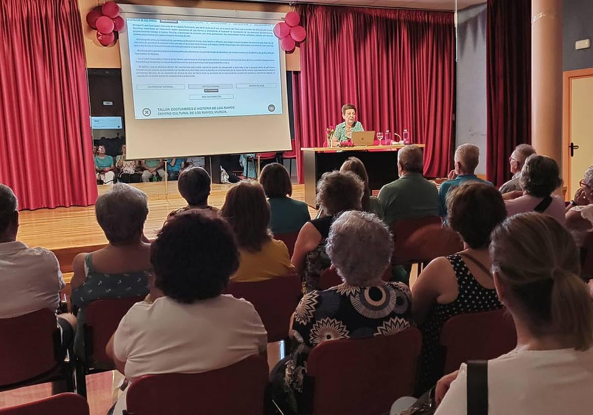 Vecinos de Los Ramos durante los talleres.