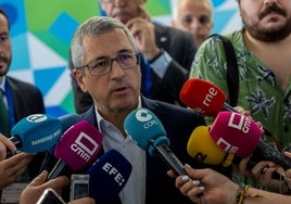 Hugo Morán atiende a los medios de comunicación en Toledo, en la inauguración del IV Congreso de Restauración Fluvial.