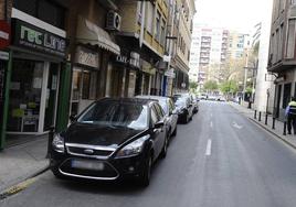 Varios coches aparcados, en una imagen de archivo.