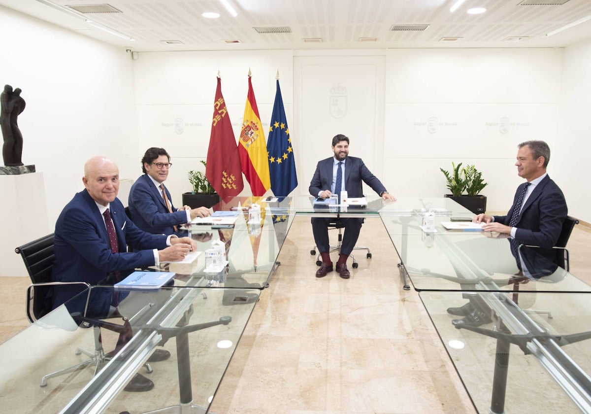 El secretario de Gobierno, Javier Parra, y el presidente del TSJ, Miguel Pasqual del Riquelme, presentando este jueves la memoria del organismo al presidente regional, Fernando López Miras, y al consejero de Presidencia, Marcos Ortuño.