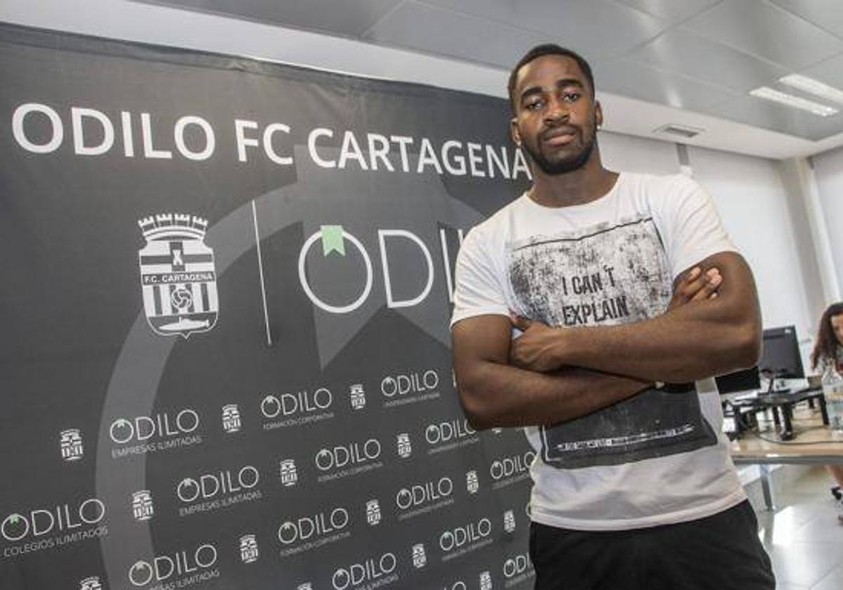 Garuba durante su presentación en el FC Cartagena CB , en 2022.