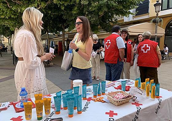 La edil de Sanidad y voluntarios de Cruz Roja en el dispositivo de la plaza de Calderón.
