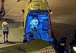 Sanitarios transportan al herido en una ambulancia.