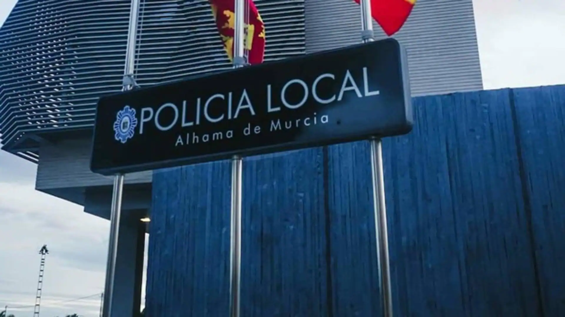 A bank in Alhama is robbed at rush hour and a cashier is attacked