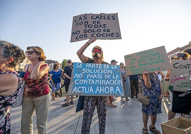 Concentración en el Puente Viejo, este jueves por la tarde.