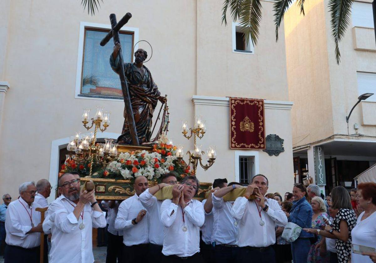 Procesión de San Pedro Apóstol desde la iglesia homónima.