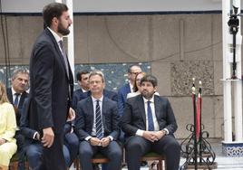 José Ángel Antelo pasa delante de López Miras en el Pleno de constitución de la Asamblea.