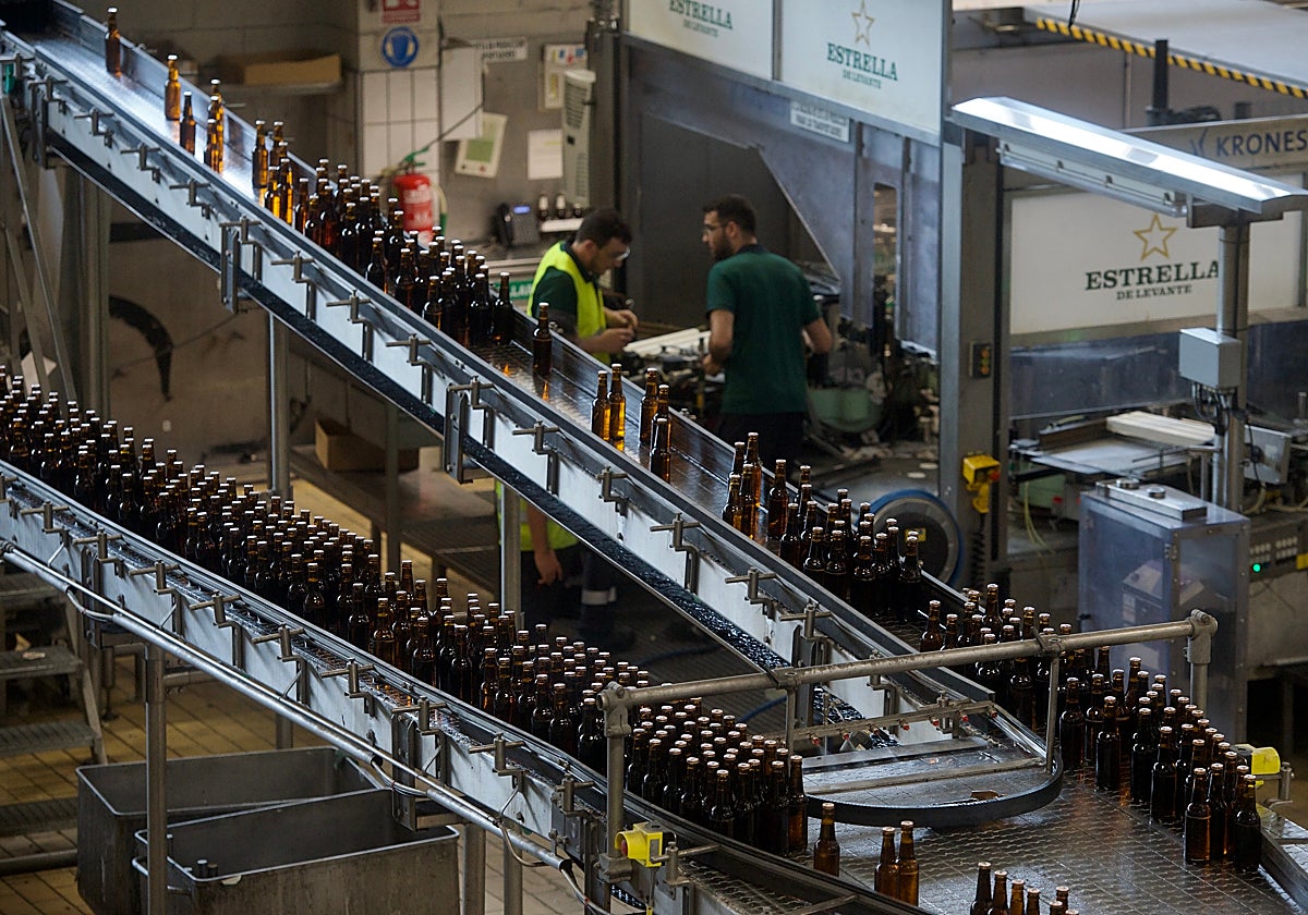 Trabajadores de Estrella de Levante en plena tarea en la fábrica de Espinardo, el pasado jueves.