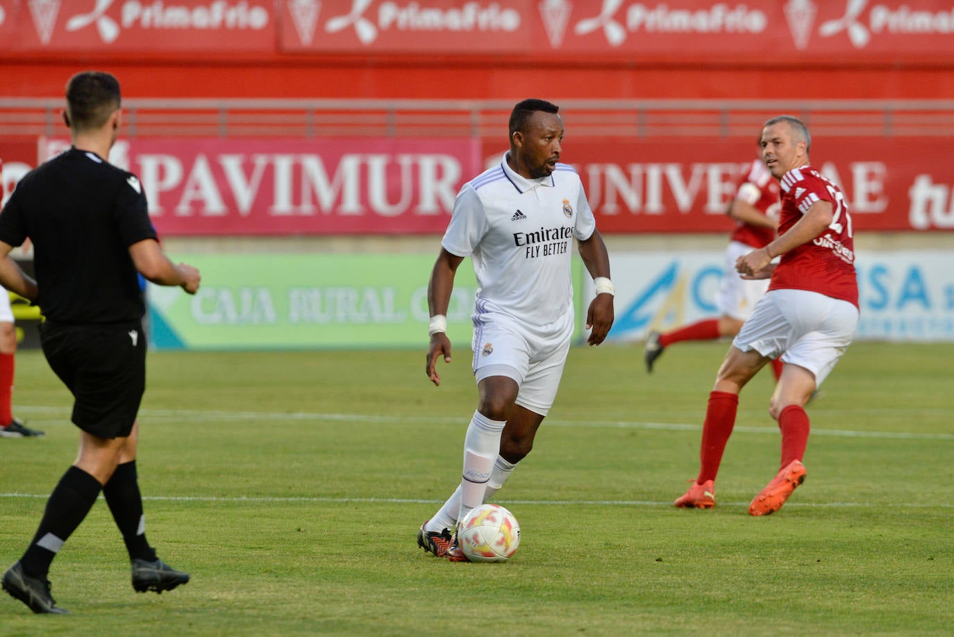 Homenaje y goles solidarios entre Real Murcia y Real Madrid