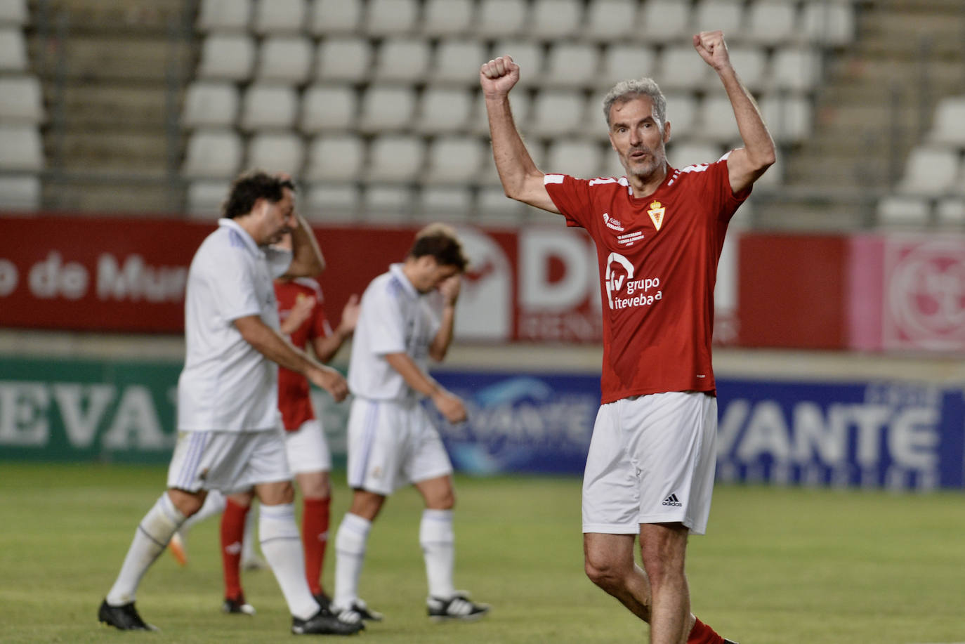 Homenaje y goles solidarios entre Real Murcia y Real Madrid