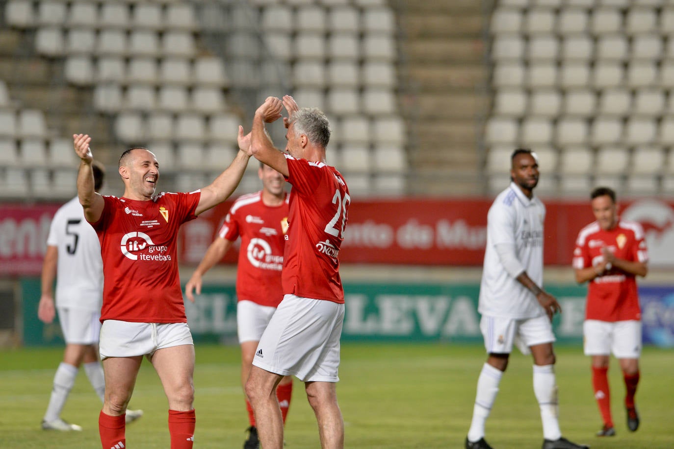 Homenaje y goles solidarios entre Real Murcia y Real Madrid