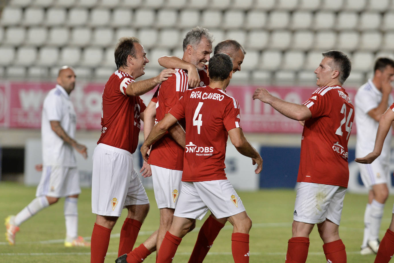 Homenaje y goles solidarios entre Real Murcia y Real Madrid