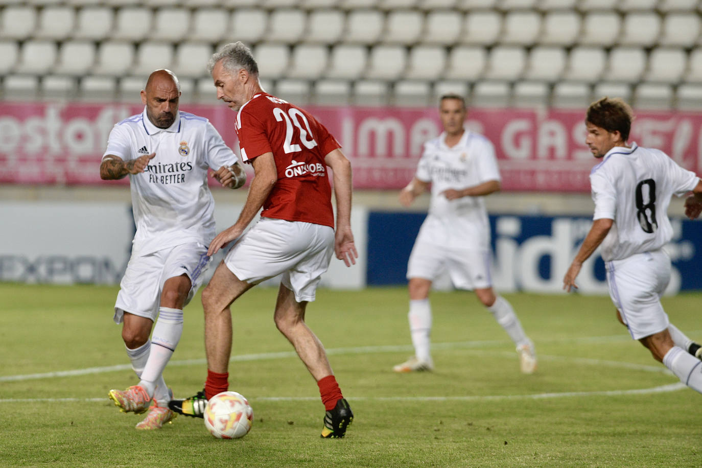 Homenaje y goles solidarios entre Real Murcia y Real Madrid
