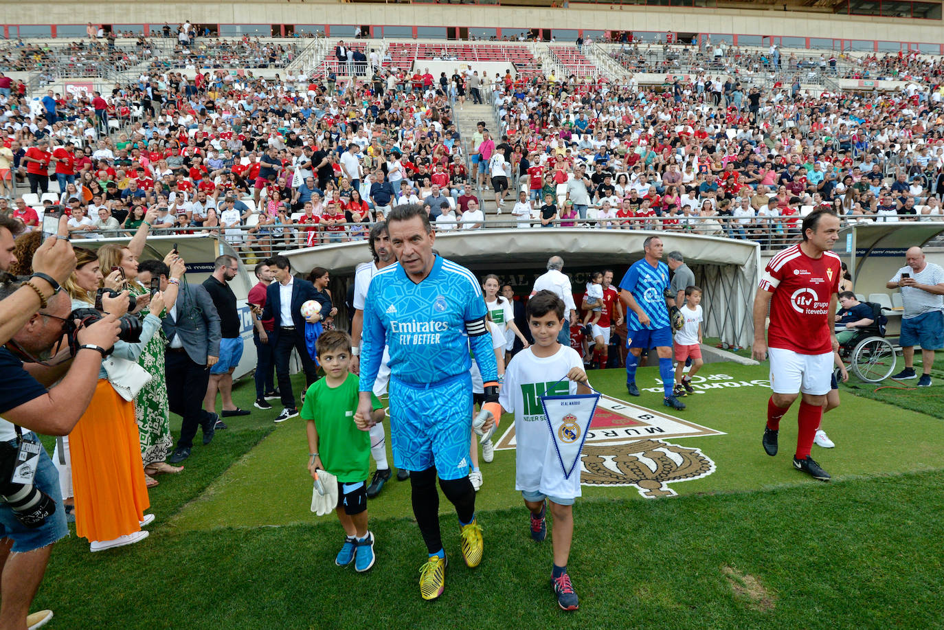 Homenaje y goles solidarios entre Real Murcia y Real Madrid