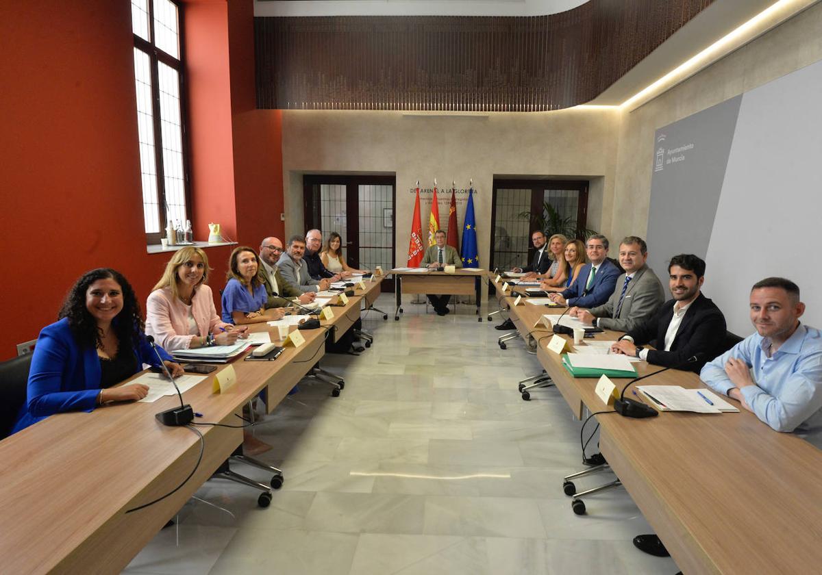 Foto de familia de la primera Junta de Gobierno con los catorce concejales y el alcalde Ballesta.