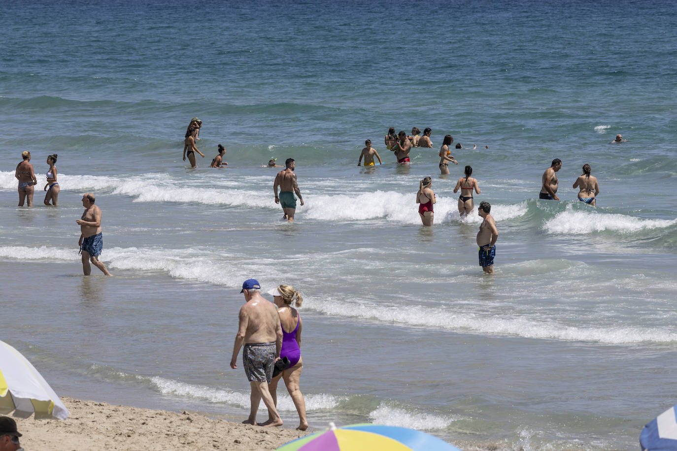 Las playas de la Región de Murcia repletas de vecinos y turistas, en imágenes