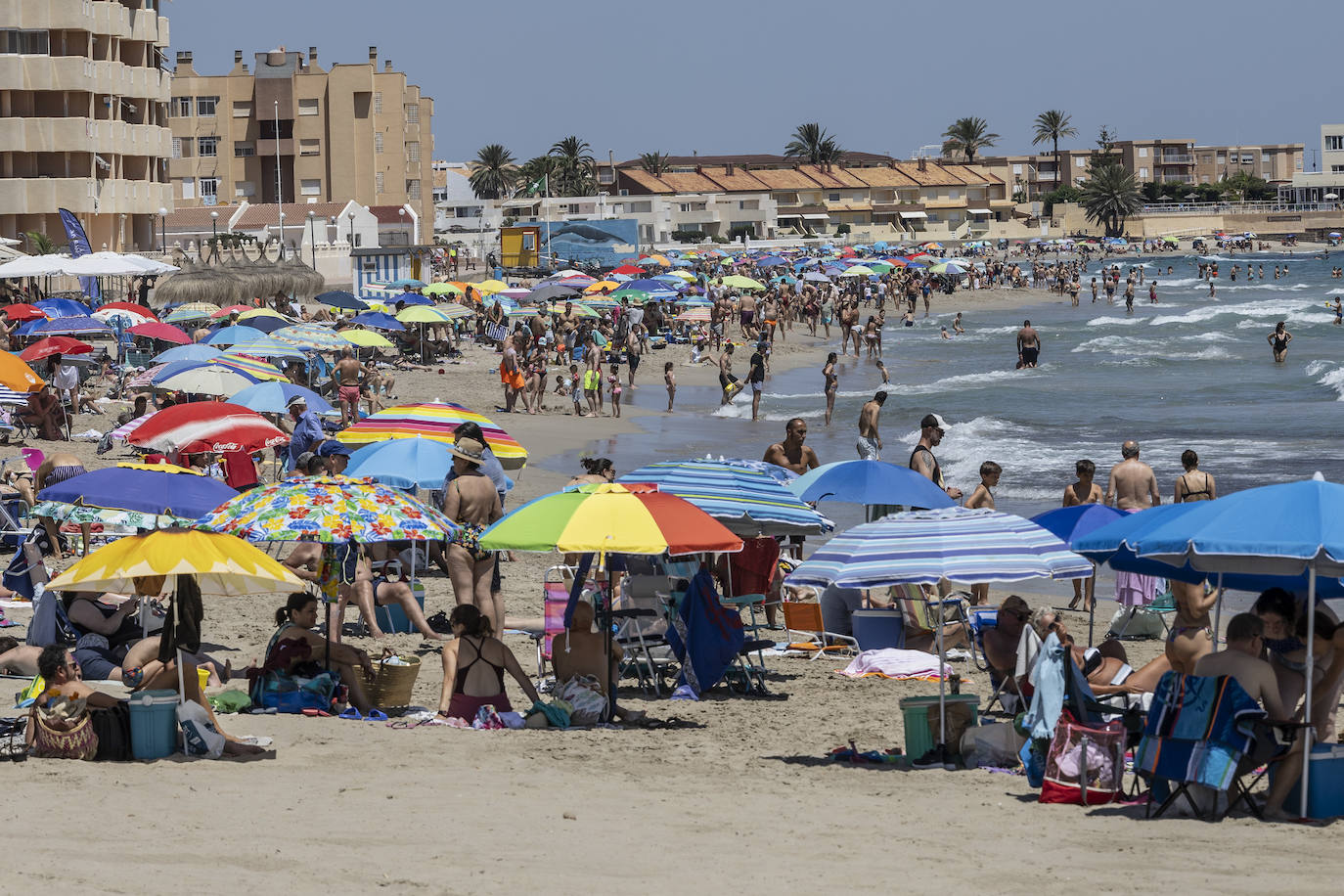 Las playas de la Región de Murcia repletas de vecinos y turistas, en imágenes