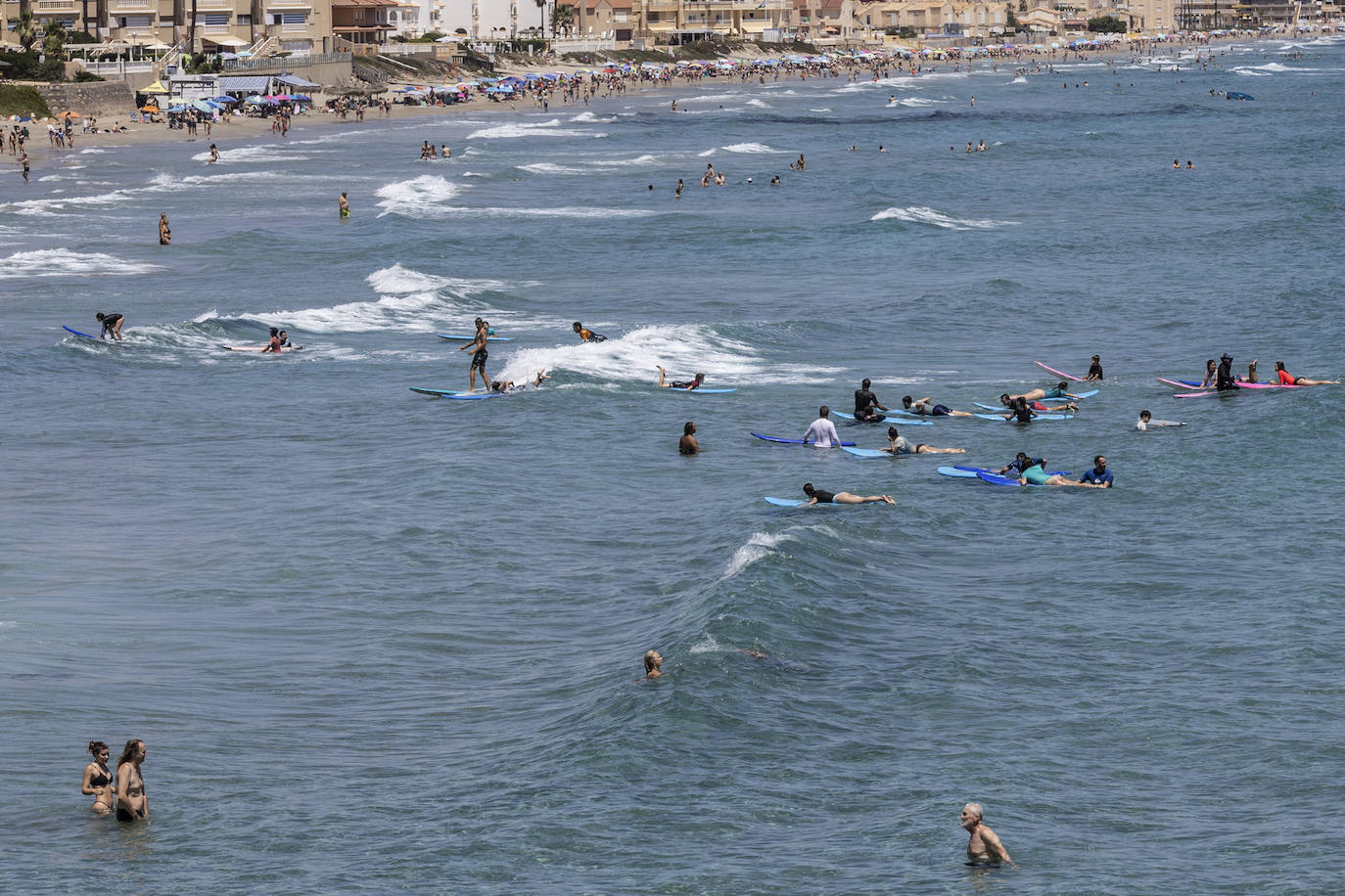 Las playas de la Región de Murcia repletas de vecinos y turistas, en imágenes
