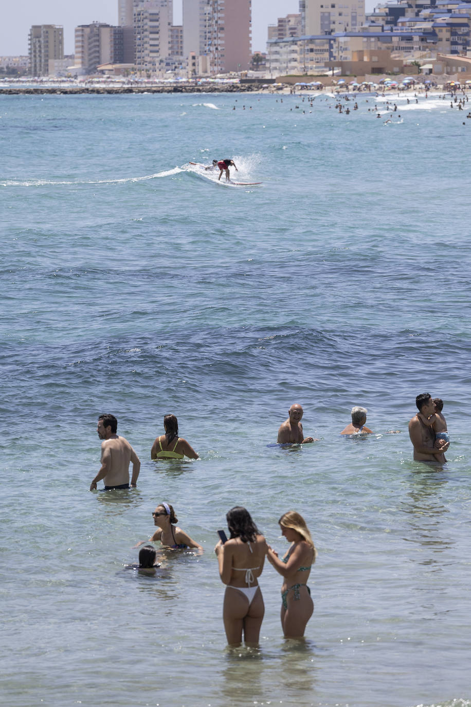 Las playas de la Región de Murcia repletas de vecinos y turistas, en imágenes