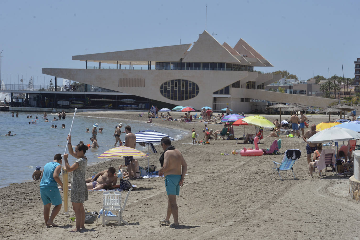 Las playas de la Región de Murcia repletas de vecinos y turistas, en imágenes