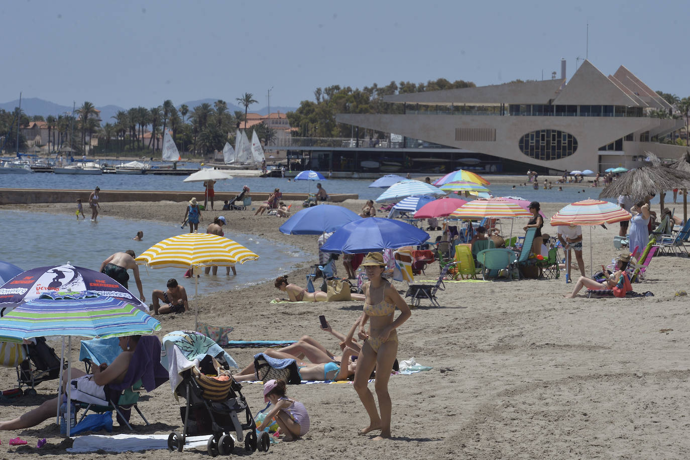 Las playas de la Región de Murcia repletas de vecinos y turistas, en imágenes