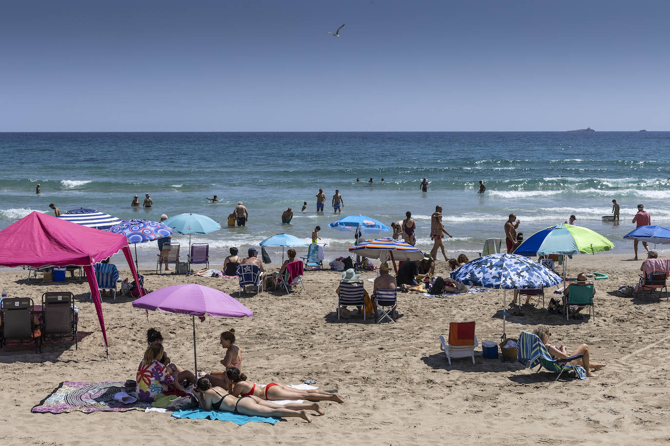 Las playas de la Región de Murcia repletas de vecinos y turistas, en imágenes