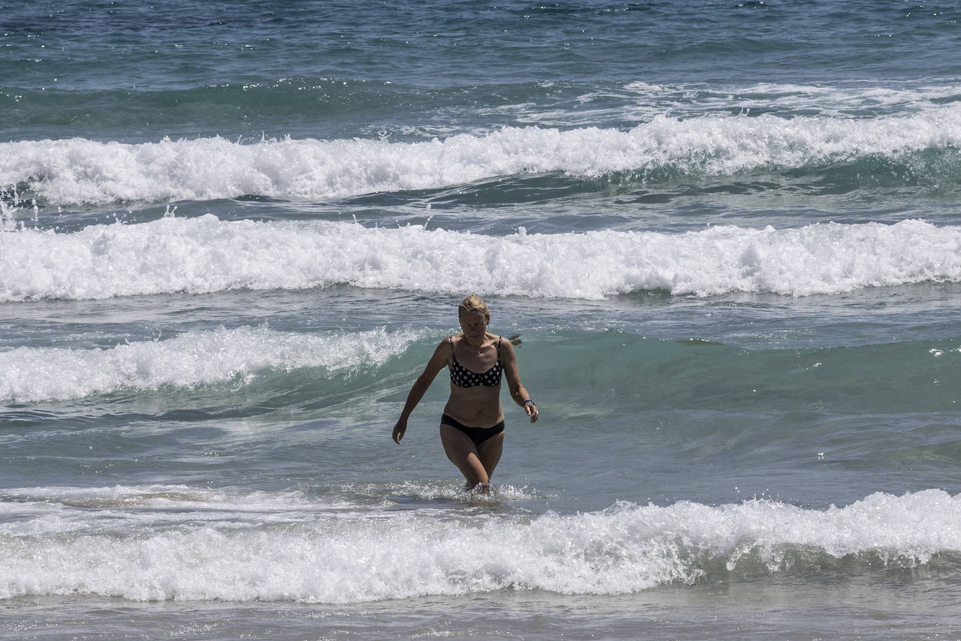 Las playas de la Región de Murcia repletas de vecinos y turistas, en imágenes