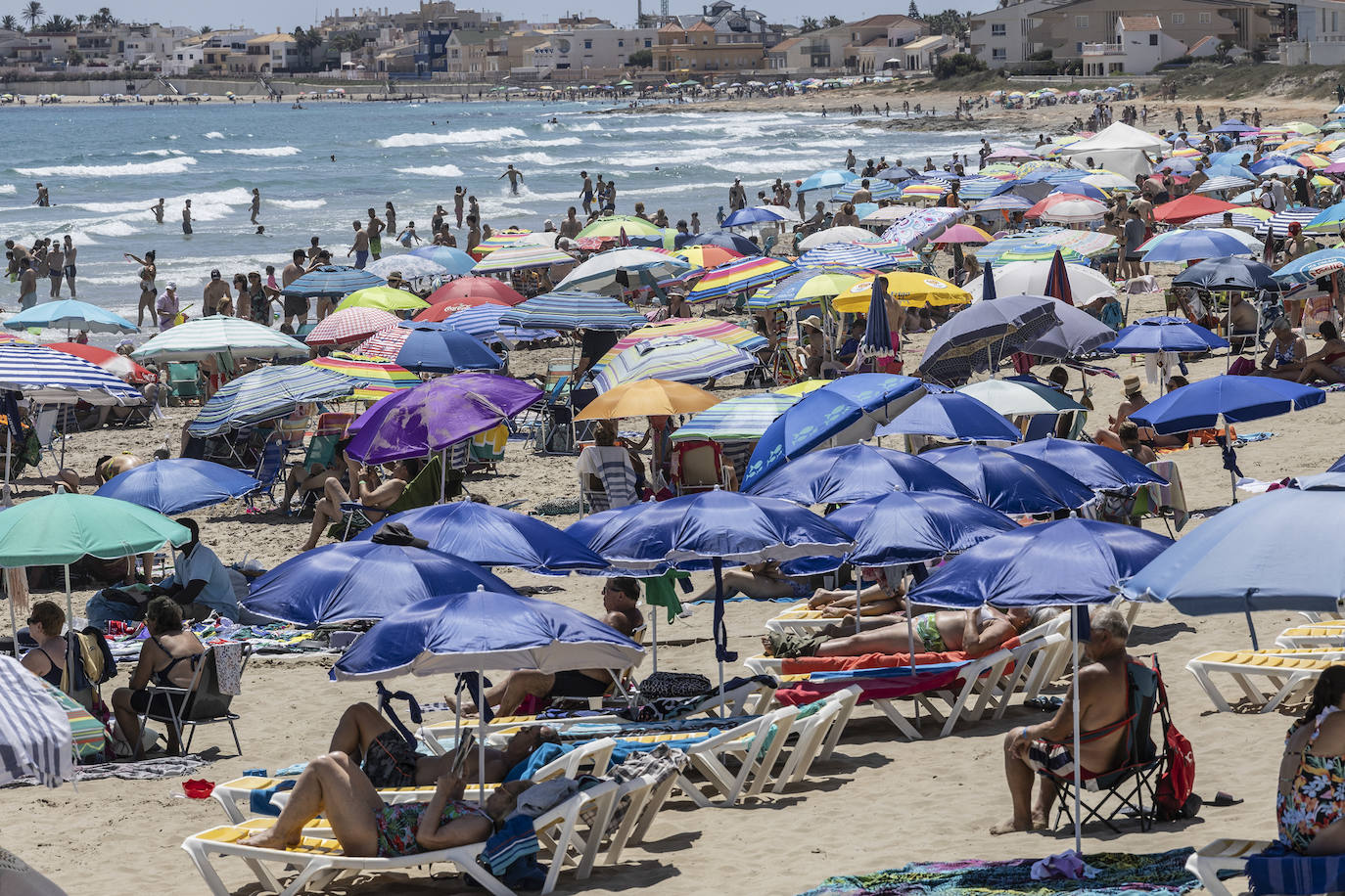 Las playas de la Región de Murcia repletas de vecinos y turistas, en imágenes