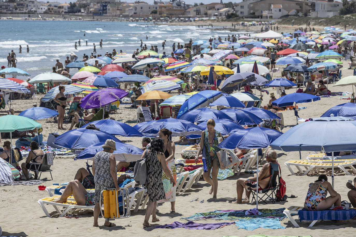 Las playas de la Región de Murcia repletas de vecinos y turistas, en imágenes