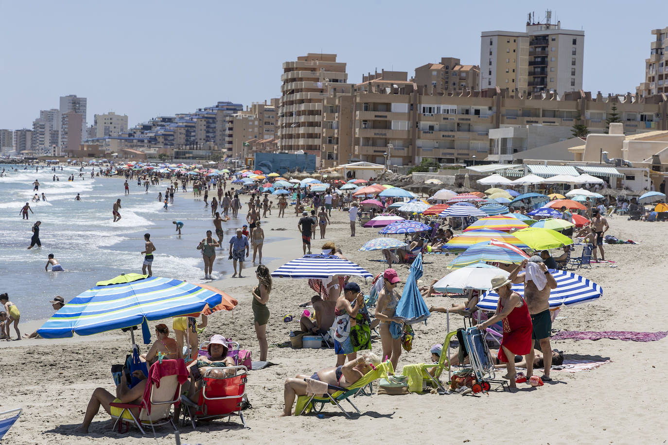 Las playas de la Región de Murcia repletas de vecinos y turistas, en imágenes