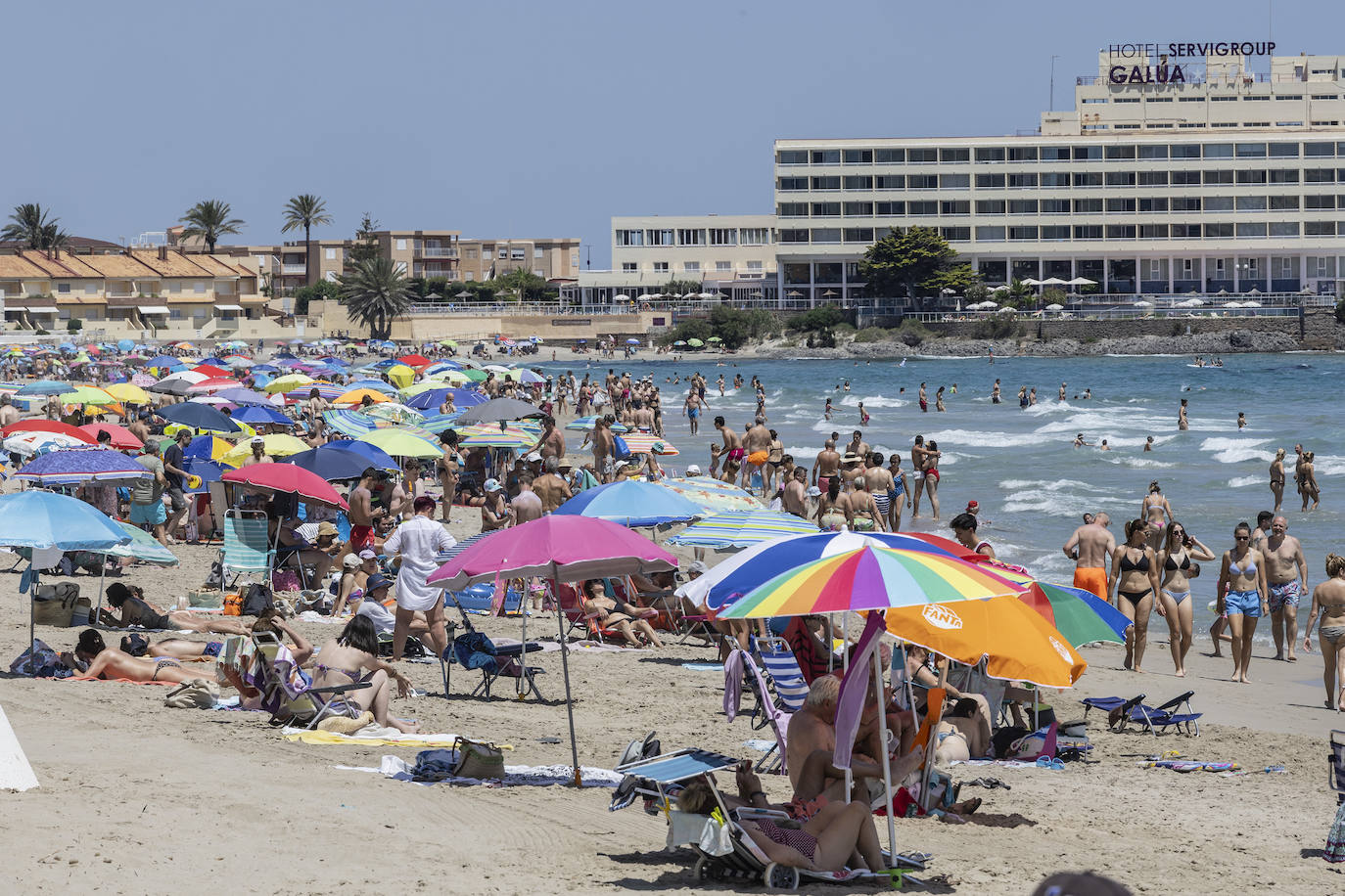 Las playas de la Región de Murcia repletas de vecinos y turistas, en imágenes