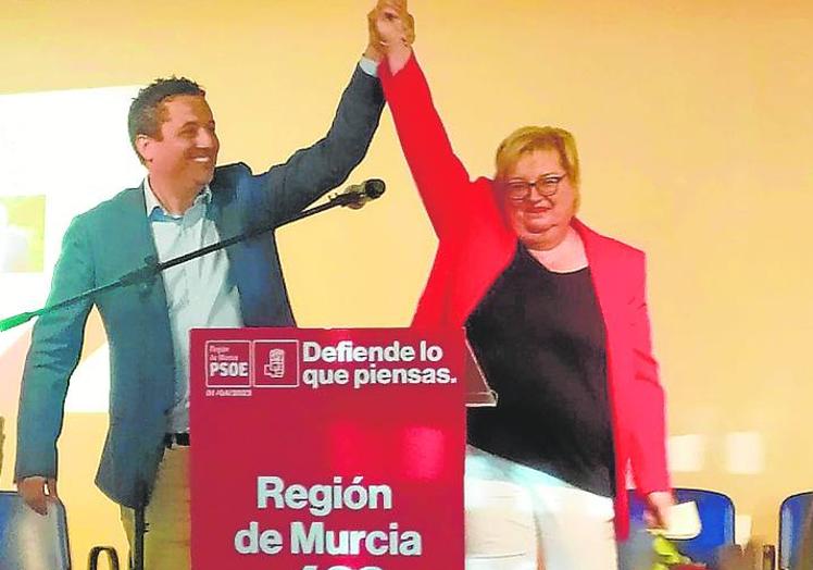 El secretario general del PSOE en la localidad, Héctor Antonio Martínez, junto a la cabeza de lista, Isabel Peñalver, en un acto del partido.