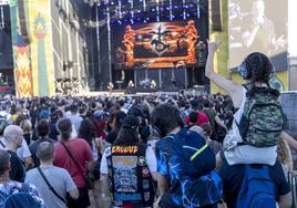 Imagen de dos niños disfrutando de uno de los conciertos del Rock Imperium este viernes.