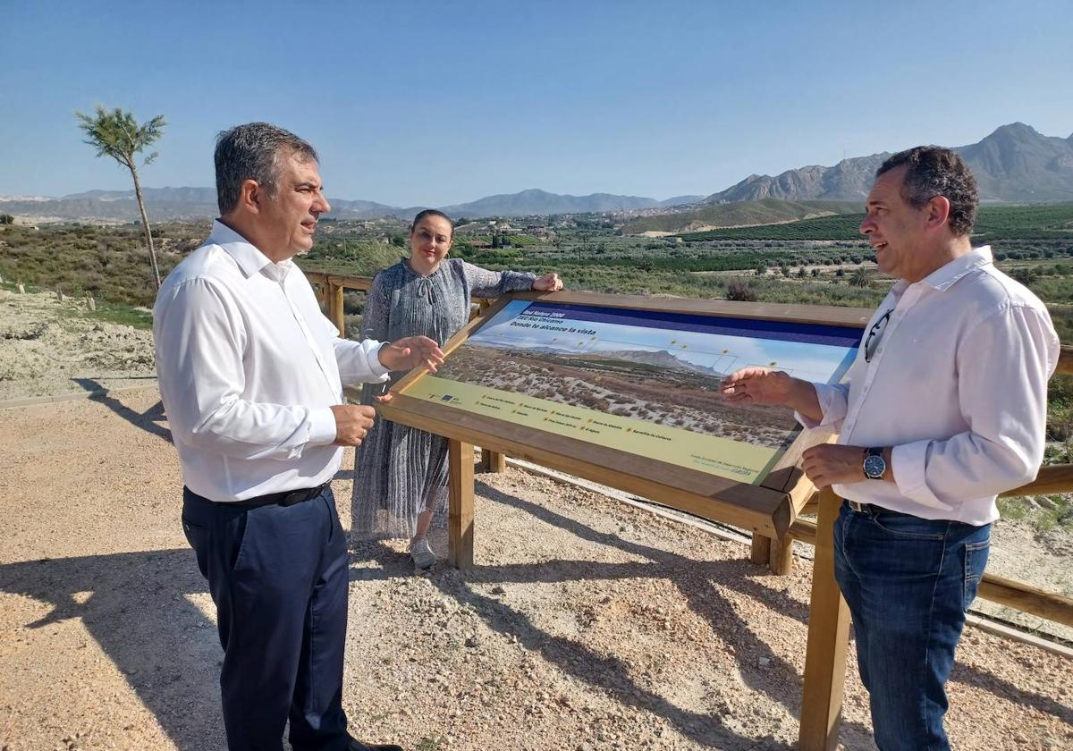 El consejero en funciones de Medio Ambiente, Mar Menor, Universidades e Investigación, Juan María Vázquez, durante su visita al nuevo mirador en el río Chícamo.