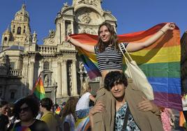 Una chica subida a hombros en la Plaza Cardenal Belluga.