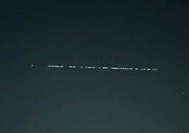 Avistamiento de un tren luminoso en el cielo desde Altorreal este viernes por la noche.