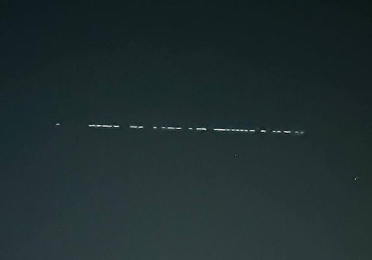 Avistamiento de un tren luminoso en el cielo desde Altorreal este viernes por la noche.