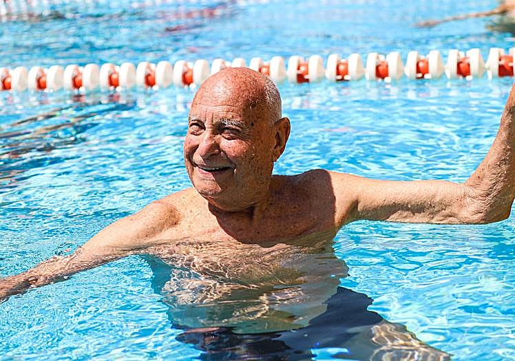 Roberto Alberiche en la piscina de Murcia Parque.