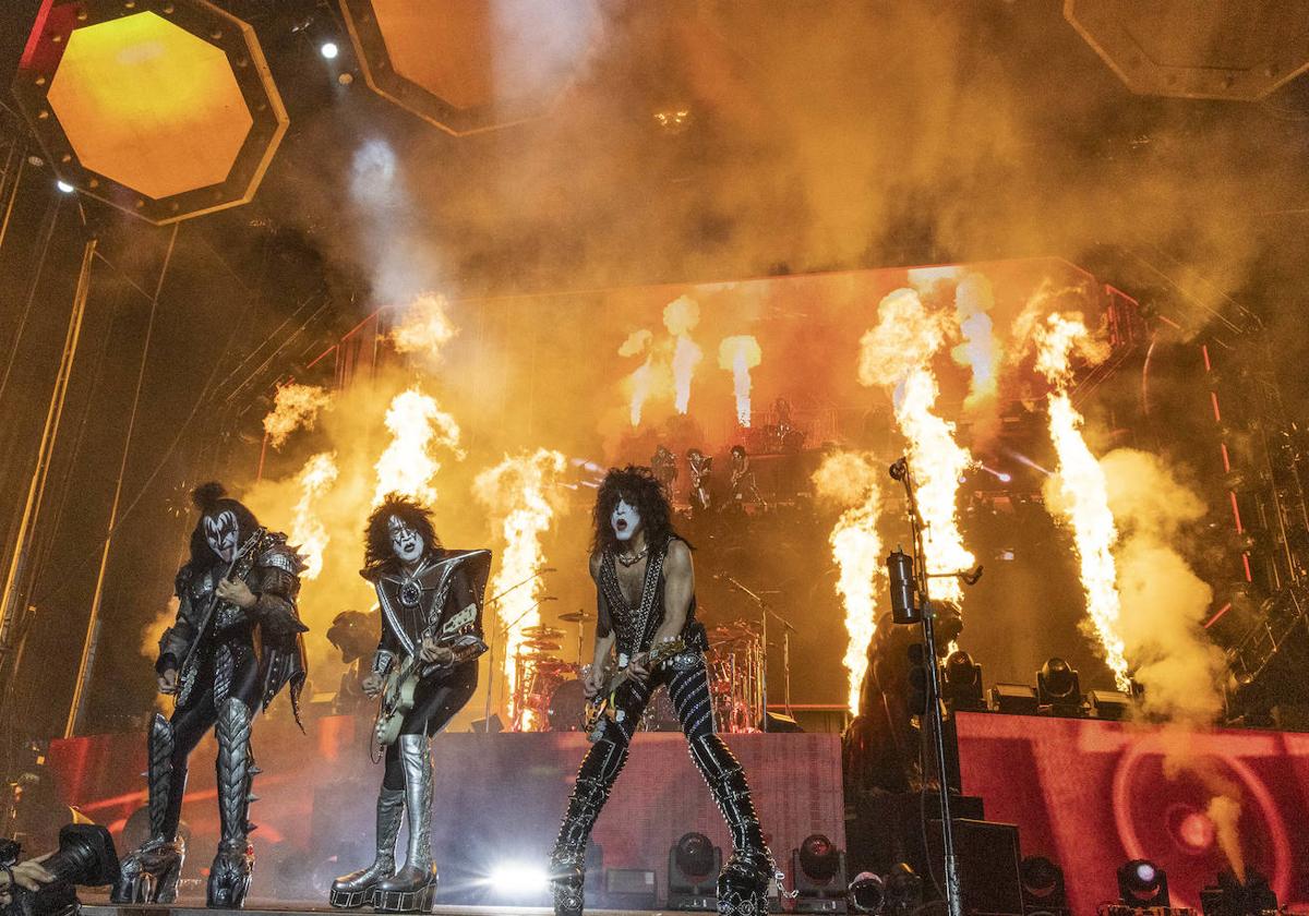 Los Kiss prendieron literalmente fuego al escenario.